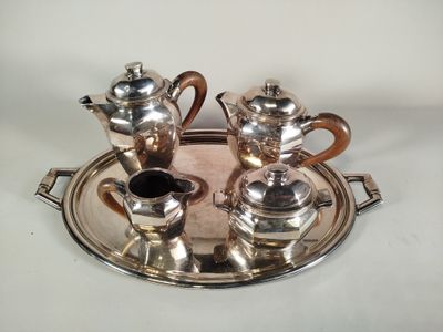 Réunion de quatre pièces de service à thé et café et d'un pl…