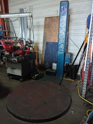 l'image d'un garage contenant de nombreux outils