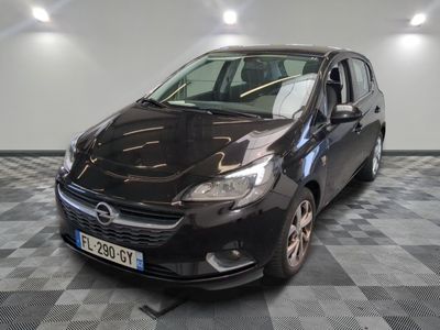 la photo d'une voiture noire garée sur un sol en damier