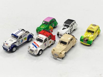 plusieurs petites voitures sont alignées sur une surface blanche