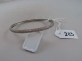un bracelet en argent muni d'une plaque