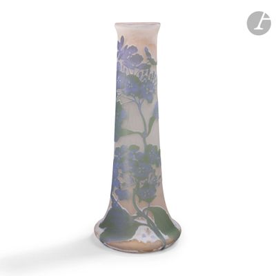 un vase en verre orné de fleurs sur fond blanc