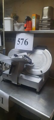 une photo d'un plan de travail de cuisine sur lequel se trouve une trancheuse à viande