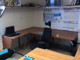 un bureau avec une chaise et un ordinateur portable dessus