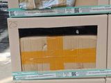 des cartons empilés les uns sur les autres sur un chariot dans la rue