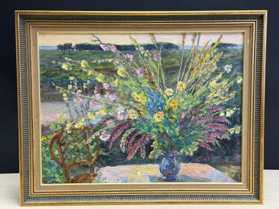 une peinture de fleurs dans un vase sur une table
