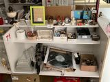 un bureau sur lequel se trouvent de nombreux objets, dans une pièce