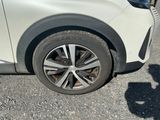 quelqu'un prend une photo d'une voiture avec son téléphone portable