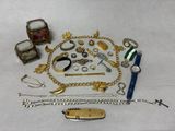 beaucoup de bijoux en or et en argent sur une table