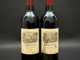 deux bouteilles de vin rouge posées l'une à côté de l'autre sur une table