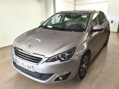 La voiture argentée est garée dans le garage de l'immeuble.