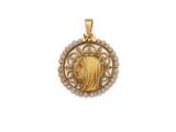 un pendentif plaqué or représentant un visage de femme entouré de perles