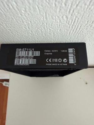 une image montrant un gros plan d'un téléphone portable sur lequel figure un code-barres
