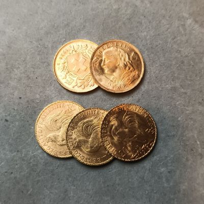 trois pièces d'or posées les unes à côté des autres sur une table