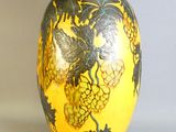 un vase jaune orné d'un motif noir et jaune
