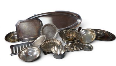 beaucoup d'objets en argent qui se trouvent sur la table