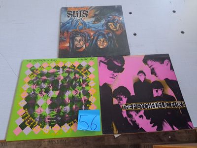 Trois albums des Rolling Stones sont posés sur une table