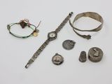 un assortiment de bijoux en argent, comprenant notamment une montre, un bracelet et d'autres articles