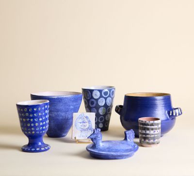 de nombreux bols et tasses de toutes sortes posés sur une table