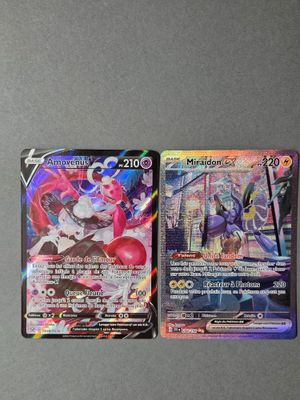 deux cartes Pokémon posées l'une à côté de l'autre sur une table