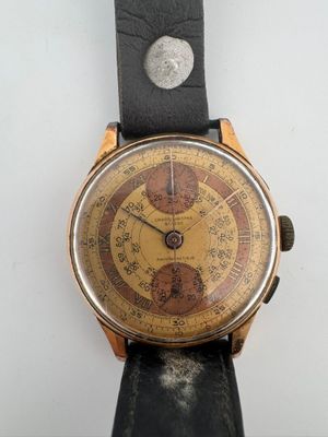 un gros plan d'une montre-bracelet avec un bracelet en cuir