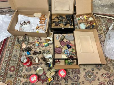 de nombreux objets dans les cartons posés sur le tapis