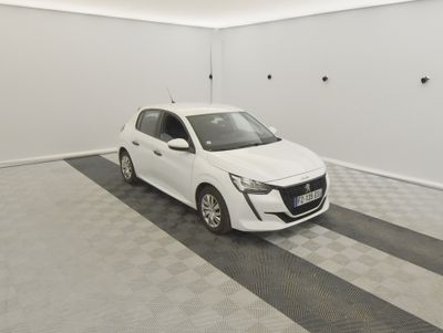 une voiture blanche garée dans une pièce dont le sol est en damier noir et blanc