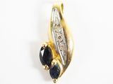 un gros plan d'un pendentif en or serti de diamants noirs sur fond blanc