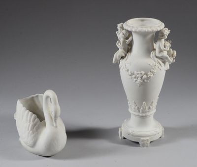 deux vases posés l'un à côté de l'autre sur une table