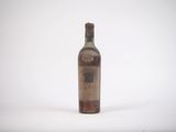 une bouteille de vin posée sur une table