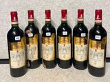 six bouteilles de vin sont alignées sur un comptoir
