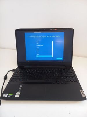 un ordinateur portable posé sur une table