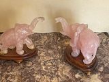 deux figurines d'éléphants posées sur un socle en bois