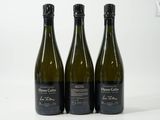 trois bouteilles de vin posées l'une à côté de l'autre sur une table