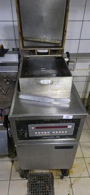 une image d'une friteuse commerciale dans une cuisine