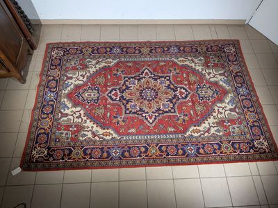 un tapis oriental sur le sol d'une pièce