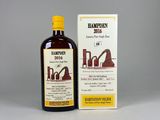 un gros plan sur une bouteille de sirop à côté d'une boîte de sirop