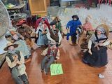 de nombreuses figurines représentant des personnes assises sur une table