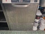 un lave-vaisselle argenté posé dans un coin de la cuisine