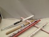 un grand nombre de stylos posés sur une table