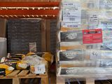 une grande pile de boîtes sur une palette dans un entrepôt