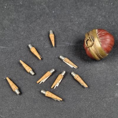 Plusieurs crayons et une boule de bois sont posés sur une table