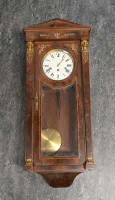 une horloge en bois accrochée au mur