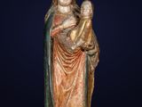 une statue de femme tenant un enfant dans ses bras