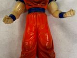 un gros plan d'une figurine Dragon Ball posée sur une surface blanche