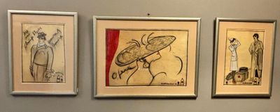 trois tableaux encadrés sur le mur d'une pièce