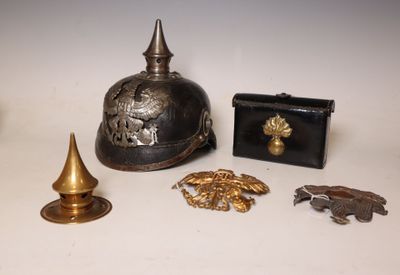 un grand nombre d'objets posés sur une table