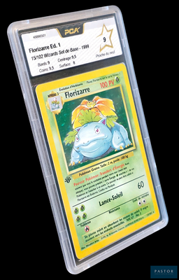 gros plan d'une carte pokemon dans un étui en plastique