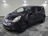 la photo d'une petite voiture noire garée dans un garage