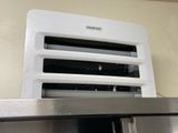 un conduit d'évacuation blanc situé au-dessus d'une cuisinière